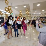 Drag Queens begrüßen die ersten aus Neusseland eintreffenden Passagiere in Sydney