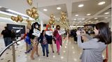 Drag Queens begrüßen die ersten aus Neusseland eintreffenden Passagiere in Sydney