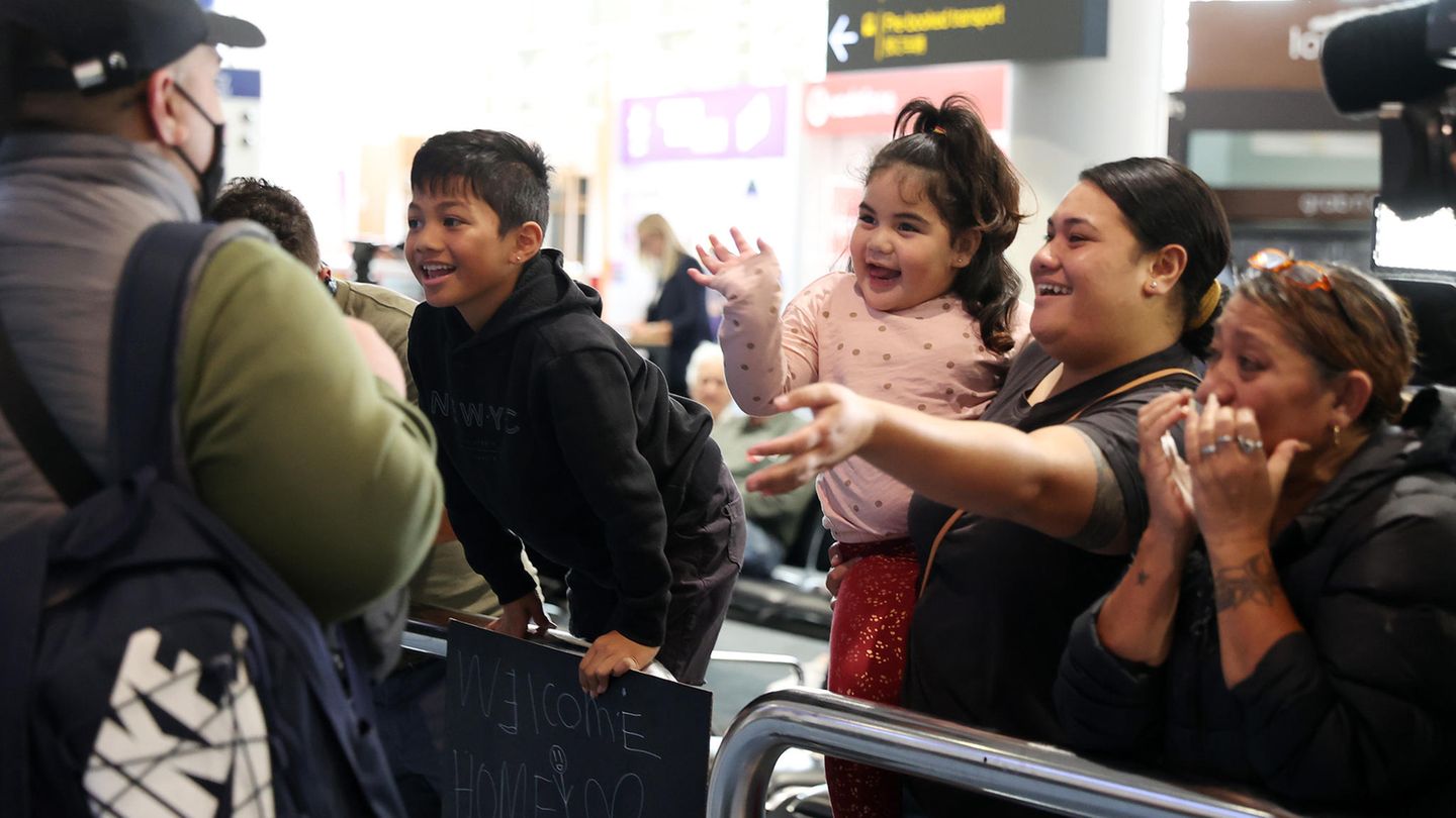 Im Terminal von Auckland, international arrivals: Die Wiedersehensfreude ist besonders groß, weil sich ankommende Passagiere auch nicht mehr in Quarantäne begeben müssen.