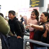 Im Terminal von Auckland, international arrivals: Die Wiedersehensfreude ist besonders groß, weil sich ankommende Passagiere auch nicht mehr in Quarantäne begeben müssen.