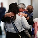 Umarmung in Auckland: So manche Träne fließt in dem Moment des Wiedersehens in so manche Maske.