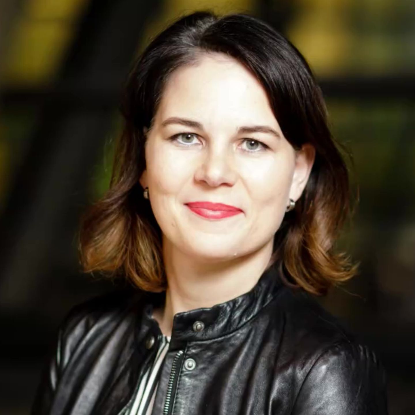 Frau jung grün Feindbild- Internet-Trolle greifen Baerbock an