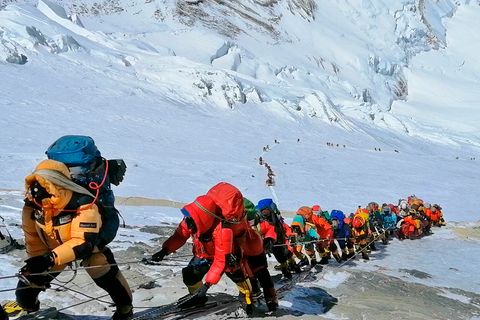  In einer langer Schlange steigen Bergsteiger an Fixseilen knapp unterhalb von Lager IV auf.