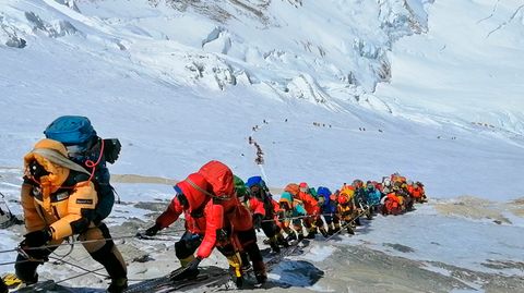  In einer langer Schlange steigen Bergsteiger an Fixseilen knapp unterhalb von Lager IV auf.