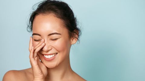 AHA-Peelings unterstützen die Haut bei der Regeneration, indem sie abgestorbene Hautschuppen entfernen.