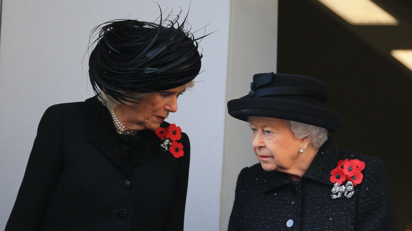 Gefährten und Widersacher : Charles and Camilla - Portrait of a Love Affair Queen Elizabeth II. und ihre Schwiegertöchter waren nicht immer ein Herz und eine Seele. So auch bei Prinz Charles' großer Liebe Camilla. Charles und die heutige Duchess of Cornwell lernen sich 1970 bei einem Polospiel kennen. Es ist Liebe auf den ersten Blick. Doch Camilla machte sich keine Hoffnung auf eine Hochzeit. Sie passte nicht in das Bild einer jungfräulichen, aristokratischen Prinzessin an Charles Seite. Wohl auch auf das Drängen von Queen Elizabeth geht Prince Charles die Verbindung mit Diana ein. Zuvor hatte sich Camilla mit dem Kavallerie-Offizier Andrew Parker Bowles verlobt. Dennoch blieb das Band zwischen Charles und Camilla erhalten. Sehr zum Missfallen des Königshauses und vor allem der Queen. Erst Jahre nach Camillas Scheidung und Dianas Tod zeigen sich Charles und Camilla 1999 erstmals zusammen wieder in der Öffentlichkeit. Am 9. April 2005 heirateten Camilla Parker Bowles und Prinz Charles standesamtlich im Rathaus von Windsor. Das Hörbuch Charles and Camilla - Portrait of a Love Affair erzählt die Geschichte eines verhinderten Liebespaares, das doch sein Happy End gefunden hat. Für die oft eher emotionslosen Royals ein wirkliches Märchen. Charles and Camilla - Portrait of a Love Affair Queen Elizabeth II. und ihre Schwiegertöchter waren nicht immer ein Herz und eine Seele. So auch bei Prinz Charles' großer Liebe Camilla. Charles und die heutige Duchess of Cornwell lernen sich 1970 bei einem Polospiel kennen. Es ist Liebe auf den ersten Blick. Doch Camilla machte sich keine Hoffnung auf eine Hochzeit. Sie passte nicht in das Bild einer jungfräulichen, aristokratischen Prinzessin an Charles Seite. Wohl auch auf das Drängen von Queen Elizabeth geht Prince Charles die Verbindung mit Diana ein. Zuvor hatte sich Camilla mit dem Kavallerie-Offizier Andrew Parker Bowles verlobt. Dennoch blieb das Band zwischen Charles und Camilla erhalten. Sehr zum Missfallen des Königshauses und vor allem der Queen. Erst Jahre nach Camillas Scheidung und Dianas Tod zeigen sich Charles und Camilla 1999 erstmals zusammen wieder in der Öffentlichkeit. Am 9. April 2005 heirateten Camilla Parker Bowles und Prinz Charles standesamtlich im Rathaus von Windsor. Das Hörbuch Charles and Camilla - Portrait of a Love Affair erzählt die Geschichte eines verhinderten Liebespaares, das doch sein Happy End gefunden hat. Für die oft eher emotionslosen Royals ein wirkliches Märchen.
