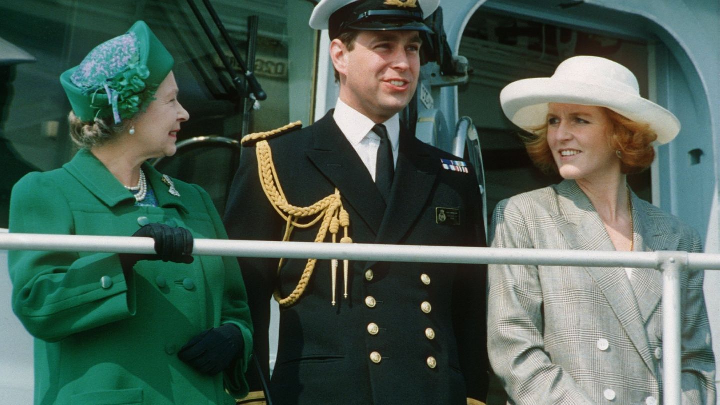 Gefährten und Widersacher : Finding Sarah - A Duchess's Journey to Find Herself Eine weitere Schwiegertochter der Queen, die für Furore sorgte: Sarah Ferguson "Fergie" hat dem britischen Königshaus die ein oder andere Skandalschlagzeile eingebracht. 1985 lernte sie Prinz Andrew kennen. 1986 heiratete das Paar. Die Töchter Eugenie und Beatrice wurden geboren. Schon sechs Jahre später trennte sich das Paar. Danach begann eine Zeit der Selbstfindung und Affären für Fergie. Sehr zum Missfallen der Queen. Heute steht Fergie weniger in der Öffentlichkeit, lebt aber immer noch in der Nachbarschaft Prinz Andrews. Finding Sarah - A Duchess's Journey to Find Herself Eine weitere Schwiegertochter der Queen, die für Furore sorgte: Sarah Ferguson "Fergie" hat dem britischen Königshaus die ein oder andere Skandalschlagzeile eingebracht. 1985 lernte sie Prinz Andrew kennen. 1986 heiratete das Paar. Die Töchter Eugenie und Beatrice wurden geboren. Schon sechs Jahre später trennte sich das Paar. Danach begann eine Zeit der Selbstfindung und Affären für Fergie. Sehr zum Missfallen der Queen. Heute steht Fergie weniger in der Öffentlichkeit, lebt aber immer noch in der Nachbarschaft Prinz Andrews.