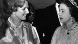 The Autobiography - Margret Thatcher   Sie war eine der größten Herausforderungen für die Queen: Premierministerin Margaret Thatcher. Mit einer Amtszeit von 1979 bis 1990 hatte Thatcher die Position als Premier länger inne als jeder ihrer männlichen Kollegen. Als erste Frau in der Rolle des britischen Premiers verantwortete sie den Sieg der Briten im Falklandkrieg, was ihr den Spitznamen "Eiserne Lady" einbrachte. Laut Kreisen des Königshauses sollen die Treffen zwischen Thatcher und der Queen nicht wirklich harmonisch gewesen sein.  Die Queen soll Thatchers Politik als "gefühllos, streitsüchtig und sozial entzweiend" bezeichnet haben. Angeblich soll Thatcher es sogar ein Mal geschafft haben, die Queen zum Weinen zu bringen.