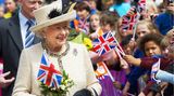 Elizabeth the Queen   1952 bestieg Elizabeth II. den Thron des Vereinigten Königreichs Großbritannien und Nordirland. Es folgte eine unglaublich lange Amtszeit. Auch für eine Königin. Sie erlebte Winston Churchill, Margaret Thatcher. Eine ihrer schwersten Prüfungen war der Tod ihres Mannes Prince Philip. 73 Jahre waren die beiden ein Paar. Der New-York-Times-Besteller Elizabeth the Queen - The Life of a Modern Monarch erzählt das Leben einer Ausnahme-Monarchie, die ihresgleichen sucht.