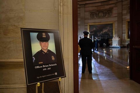 Ein großes Porträt Sicknicks zu Ehren des verstorbenen Polizisten im Capitol