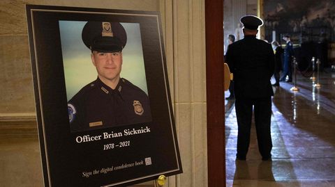 Ein großes Porträt Sicknicks zu Ehren des verstorbenen Polizisten im Capitol