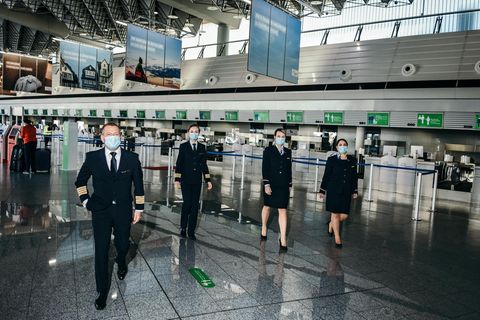 Maskenpflicht gilt auch für die Condor-Crew: Im Cockpit müssen die Piloten den Mundschutz allerdings abnehmen