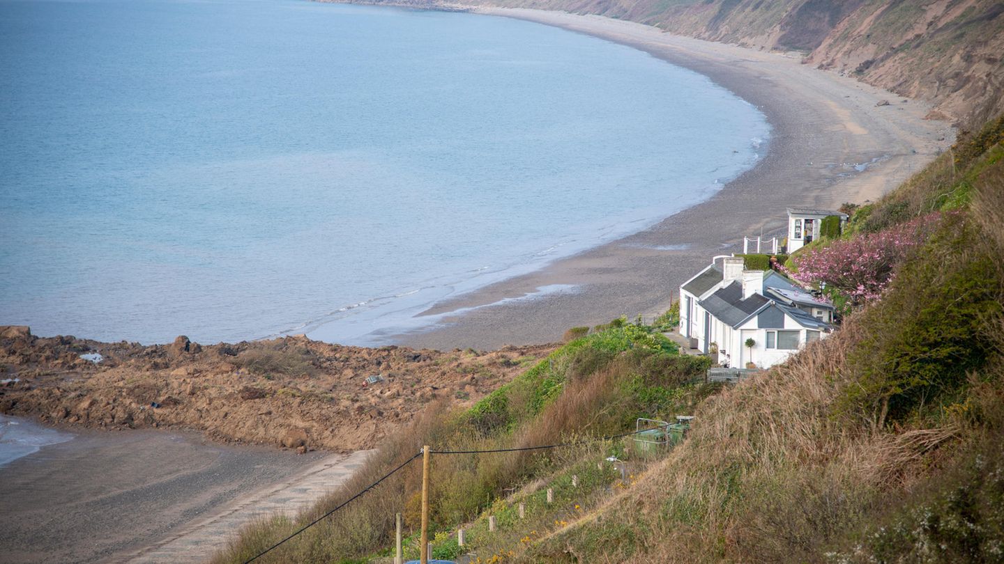 Das Bild zeigt den Erdrutsch in Nefyn an der Küste von Wales von oben