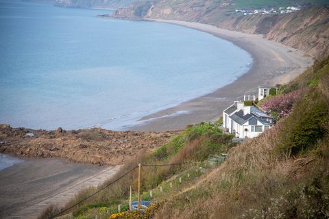 Das Bild zeigt den Erdrutsch in Nefyn an der Küste von Wales von oben