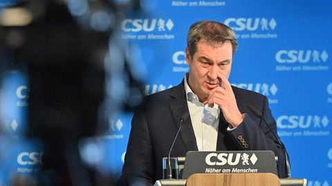 Kamera ist gerichtet auf CSU-Chef Markus Söder - Er fasst sich am Rednerpult an die Nase