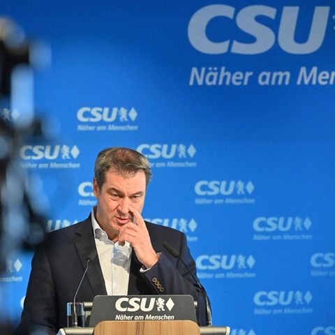 Kamera ist gerichtet auf CSU-Chef Markus Söder - Er fasst sich am Rednerpult an die Nase