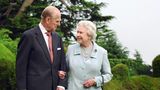 Prince Philip Revealed - A Man of his Century   73 Jahre waren Queen Elizabeth II. und Prinz Philip verheiratet. Er war ihr Wegbegleiter, stets an ihrer Seite. Auch wenn er sich erst in diese Rolle fügen musste, gab er der Queen den Rückhalt, den sie als junge Monarchin brauchte. Am 9. April 2021 starb Philip im Alter von 99 Jahren. Sein bewegtes Leben - der Prinz stand des Öfteren wegen seiner Äußerungen oder seines Auftretens in der Kritik - erzählt das Hörbuch Prince Philip Revealed - A Man of his Century.
