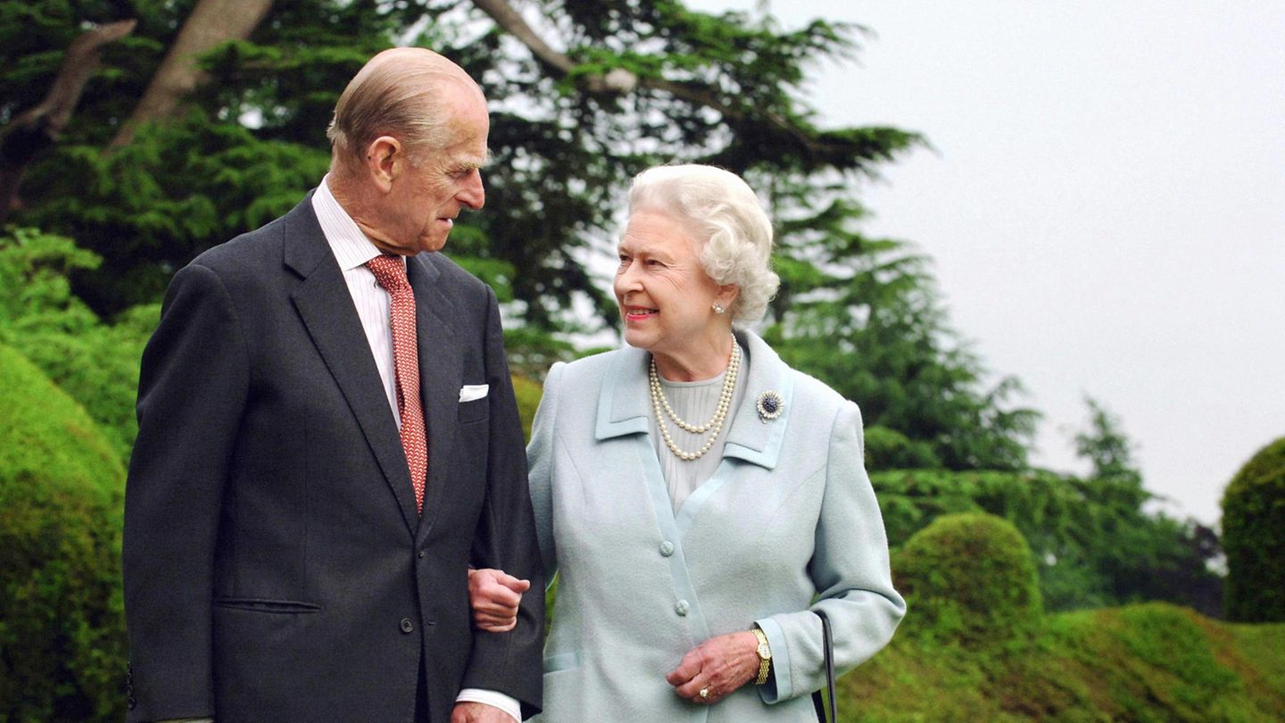 Prince Philip Revealed - A Man of his Century   73 Jahre waren Queen Elizabeth II. und Prinz Philip verheiratet. Er war ihr Wegbegleiter, stets an ihrer Seite. Auch wenn er sich erst in diese Rolle fügen musste, gab er der Queen den Rückhalt, den sie als junge Monarchin brauchte. Am 9. April 2021 starb Philip im Alter von 99 Jahren. Sein bewegtes Leben - der Prinz stand des Öfteren wegen seiner Äußerungen oder seines Auftretens in der Kritik - erzählt das Hörbuch Prince Philip Revealed - A Man of his Century.