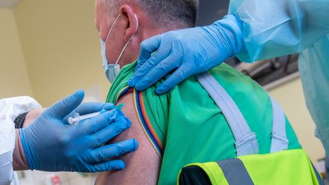 Vorteile durch Corona-Impfung: Bund plant Lockerungen für Geimpfte – manchen Ländern geht das zu langsam