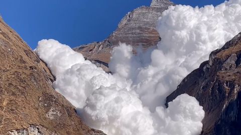 Wolkenartige Lawine überrascht Wanderer in Nepal