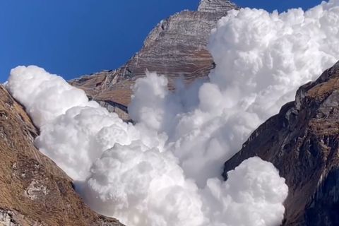 Wolkenartige Lawine überrascht Wanderer in Nepal