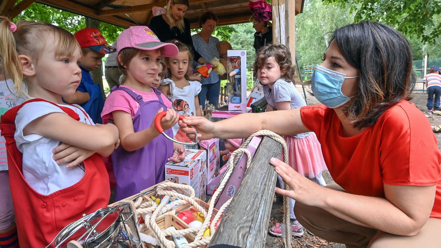 Grünen-Politikerin Annalena Baerbock beim Besuch eines Kindergartens in Ludwigsfelde