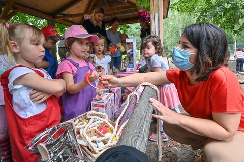 Grünen-Politikerin Annalena Baerbock beim Besuch eines Kindergartens in Ludwigsfelde