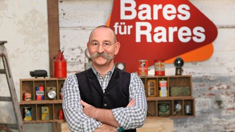 Horst Lichter steht im Studio von "Bares für Rares" in Pulheim und schaut in die Kamera