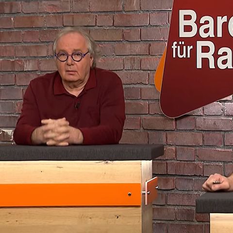 Thorsden Schlößner und Christian Vechtel sitzen im Studio von Bares für Rares in Pulheim am Händlertisch