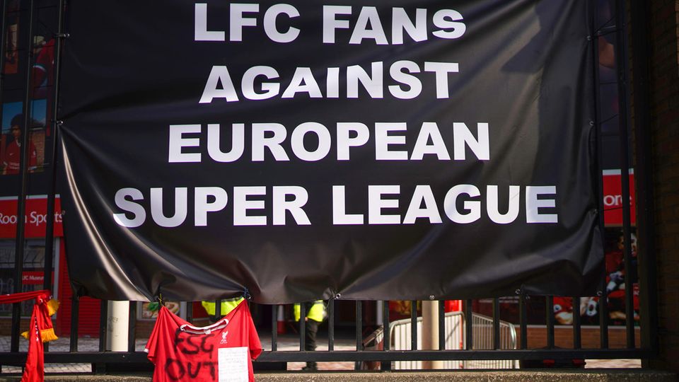 Liverpool-Fans protestieren vor dem Spiel ihrer Mannschaft gegen Leeds United gegen die Pläne für einer Super League