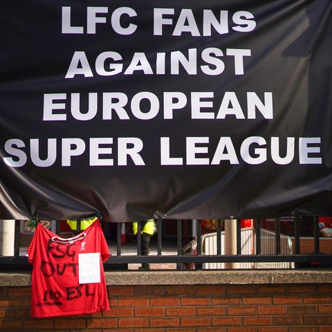 Liverpool-Fans protestieren vor dem Spiel ihrer Mannschaft gegen Leeds United gegen die Pläne für einer Super League
