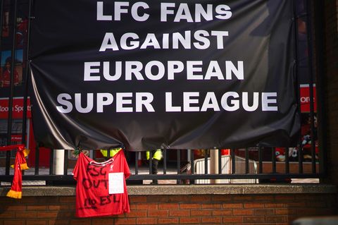 Liverpool-Fans protestieren vor dem Spiel ihrer Mannschaft gegen Leeds United gegen die Pläne für einer Super League