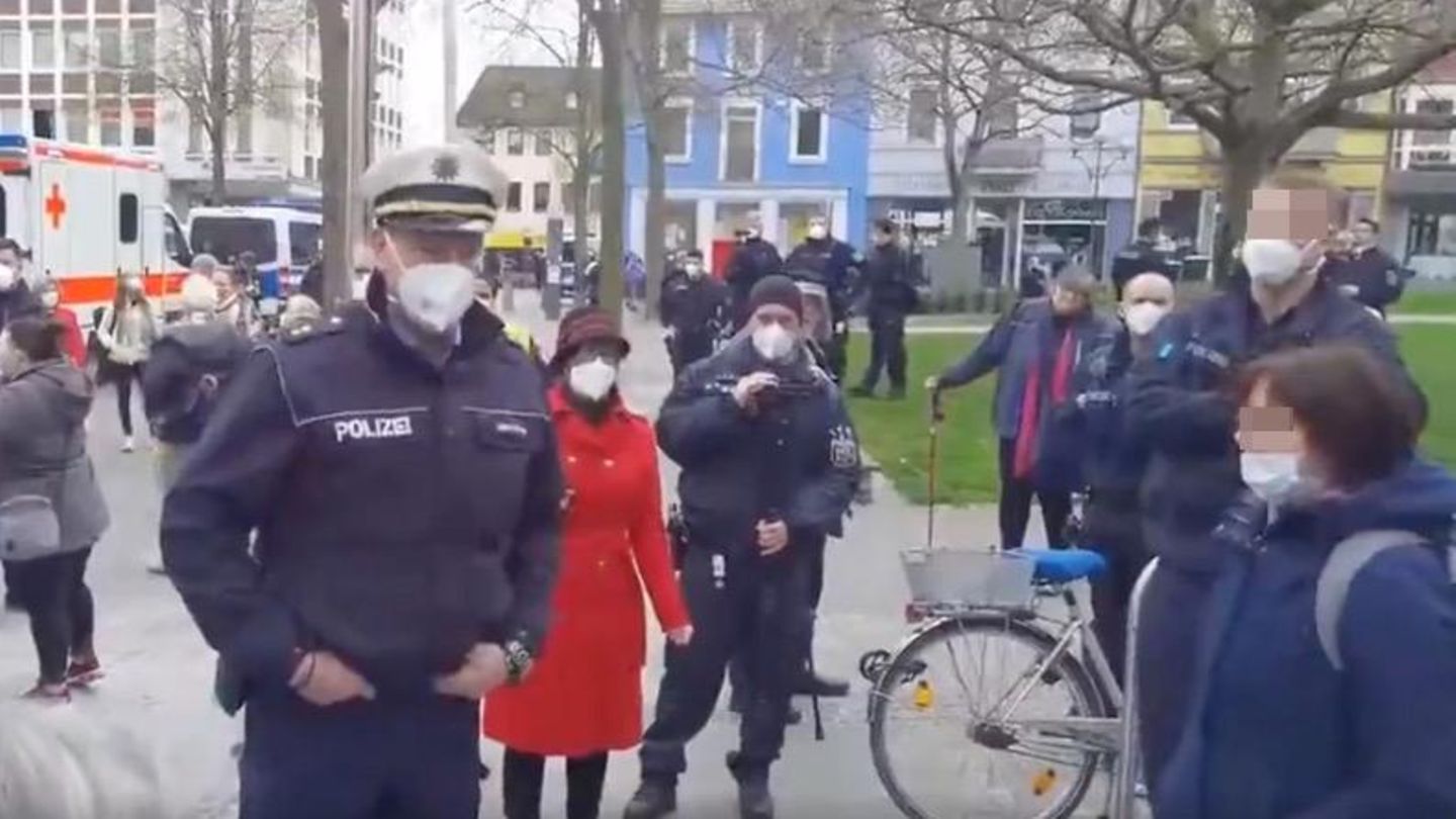Thomas Lebkücher in der Diskussion mit Querdenkern