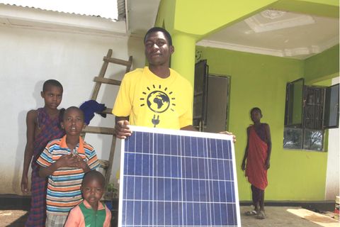 Eine Familie aus der Nähe von Arusha nimmt ihre neue Solaranlage in Empfang