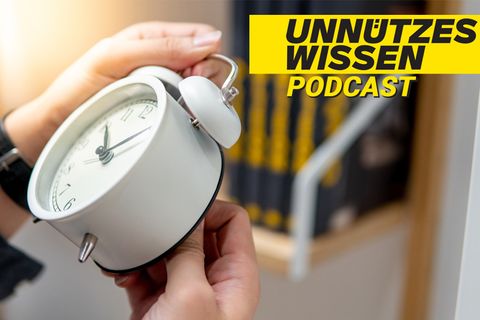 Person hält eine Uhr
