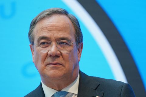 Armin Laschet schaut leicht verschlagen