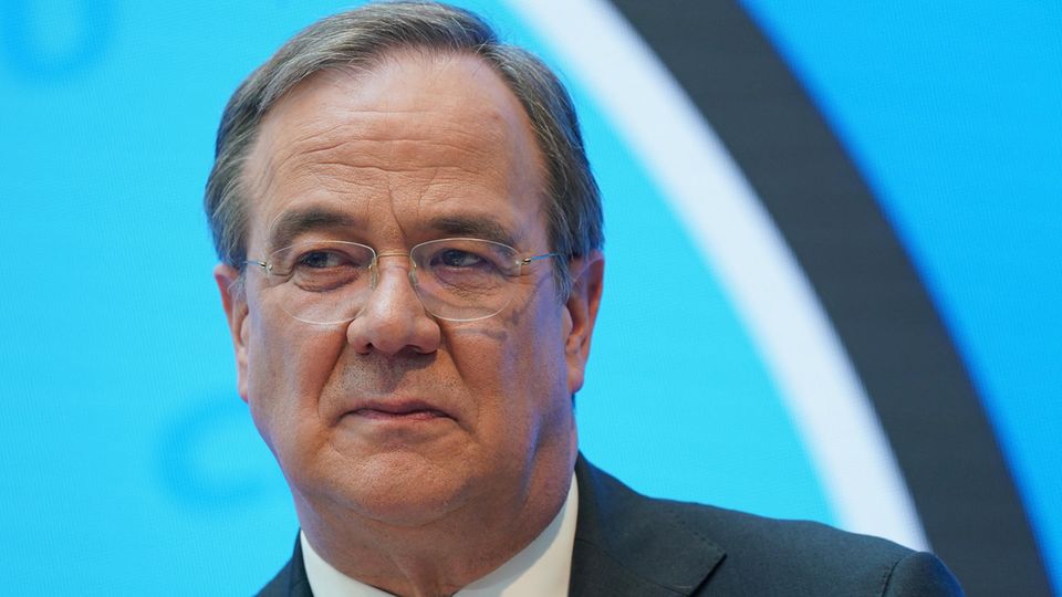 Armin Laschet schaut leicht verschlagen