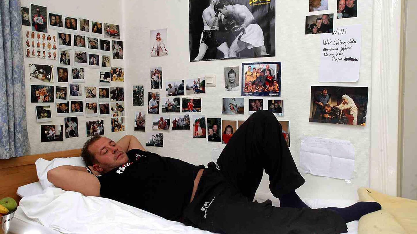 Zum Tod des Entertainers: Auf seine alkoholseligen Höhenflüge folgten immer wieder tiefe Abstürze. Immer wieder kämpfte Willi Herren mit Suchterkrankungen. Wegen Trunkenheit am Steuer kassierte er 2008 eine Bewährungsstrafe und verlor für zwei Jahre seinen Führerschein. Bei dem darauf folgenden Entzug in einer Entzugsklinik in Köln-Dellbrück ließ sich Herren von Kameras begleiten. Auf seine alkoholseligen Höhenflüge folgten immer wieder tiefe Abstürze. Immer wieder kämpfte Willi Herren mit Suchterkrankungen. Wegen Trunkenheit am Steuer kassierte er 2008 eine Bewährungsstrafe und verlor für zwei Jahre seinen Führerschein. Bei dem darauf folgenden Entzug in einer Entzugsklinik in Köln-Dellbrück ließ sich Herren von Kameras begleiten.