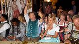 Auch im Hofbräuhaus sorgte Willi Herren (Mitte) für Stimmung - im August 2018 besuchte er hier die Angermaier Trachten Nacht zusammen mit Matthias Mangiapane, Mola Adebisi, Ehefrau Jasmin und Nico Schwanz (v.l.)
