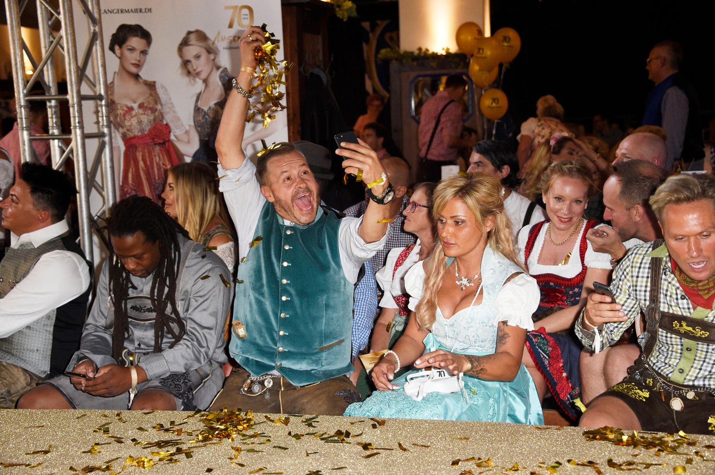 Auch im Hofbräuhaus sorgte Willi Herren (Mitte) für Stimmung - im August 2018 besuchte er hier die Angermaier Trachten Nacht zusammen mit Matthias Mangiapane, Mola Adebisi, Ehefrau Jasmin und Nico Schwanz (v.l.)
