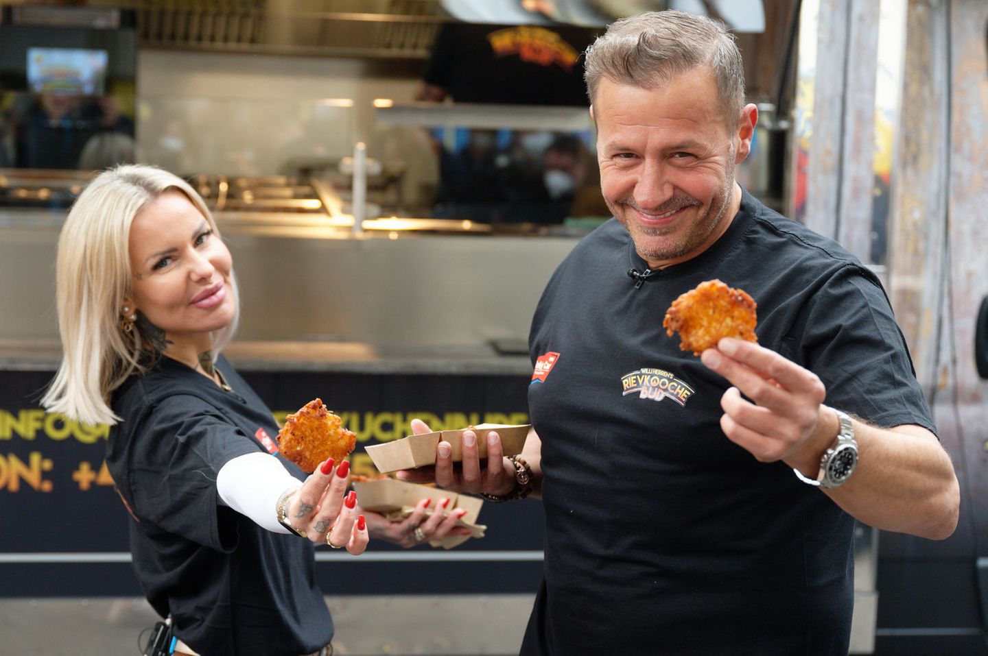 Zum Tod des Entertainers: Es war eines seiner letzten Projekte: Wenige Tage vor seinem Tod hat der Kölner die "Willi Herren's Rievkooche Bud" eröffnet, ein Foodtruck, in dem Reibekuchen angeboten wird. Herrens Plan: "Oben singe ich, unten kann man Reibekuchen essen." Dazu kommt es nicht mehr: Mit nur 45 Jahren wurde der TV-Star tot in seiner Wohnung aufgefunden. Es war eines seiner letzten Projekte: Wenige Tage vor seinem Tod hat der Kölner die "Willi Herren's Rievkooche Bud" eröffnet, ein Foodtruck, in dem Reibekuchen angeboten wird. Herrens Plan: "Oben singe ich, unten kann man Reibekuchen essen." Dazu kommt es nicht mehr: Mit nur 45 Jahren wurde der TV-Star tot in seiner Wohnung aufgefunden.