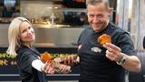 Es war eines seiner letzten Projekte: Wenige Tage vor seinem Tod hat der Kölner die "Willi Herren's Rievkooche Bud" eröffnet, ein Foodtruck, in dem Reibekuchen angeboten wird. Herrens Plan: "Oben singe ich, unten kann man Reibekuchen essen." Dazu kommt es nicht mehr: Mit nur 45 Jahren wurde der TV-Star tot in seiner Wohnung aufgefunden.