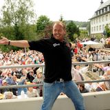 Er konnte große Massen unterhalten: Willi Herren veröffentlichte zahlreiche Stimmungshits und trat regelmäßig am Ballermann auf. 2012 war er zu Gast bei Heinos Open-Air-Veranstaltung "16 Jahre Heino Café Geburtstag" in Bad Münstereifel.