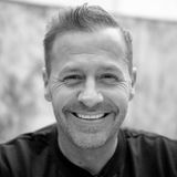 Die TV-Welt verliert eine ihrer schillerndsten Figuren: Mit nur 45 Jahren ist der Kölner Schauspieler und Musiker Willi Herren gestorben. Er wurde tot in seiner Wohnung in der Domstadt aufgefunden. Er hinterlässt zwei Kinder.