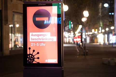 Hinweis auf nächtliche Ausgangssperre in der Kölner Innenstadt