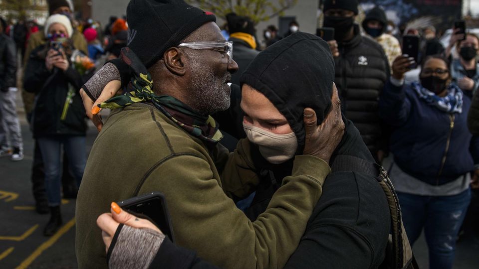 Ex-Polizist muss in Haft: Charles McMillan und Genevieve Hansen fallen sich nach der Urteilsverkündung in die Arme. Die beiden waren Zeugen im Prozess, weil sie die Verhaftung von George Floyd live miterlebten. Charles McMillan und Genevieve Hansen fallen sich nach der Urteilsverkündung in die Arme. Die beiden waren Zeugen im Prozess, weil sie die Verhaftung von George Floyd live miterlebten.