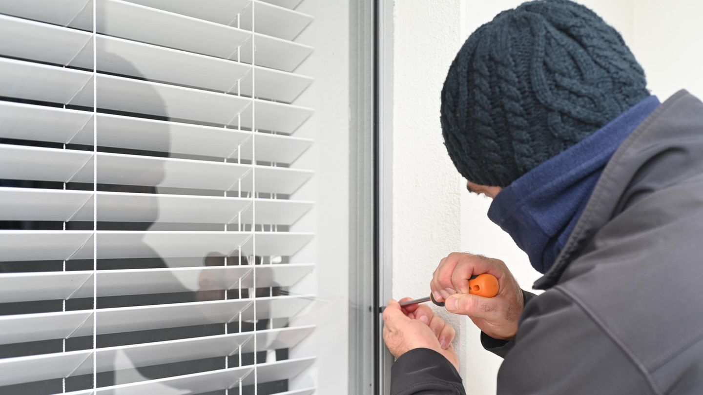 Einbrecher versucht durchs Fenster ins Haus zu kommen