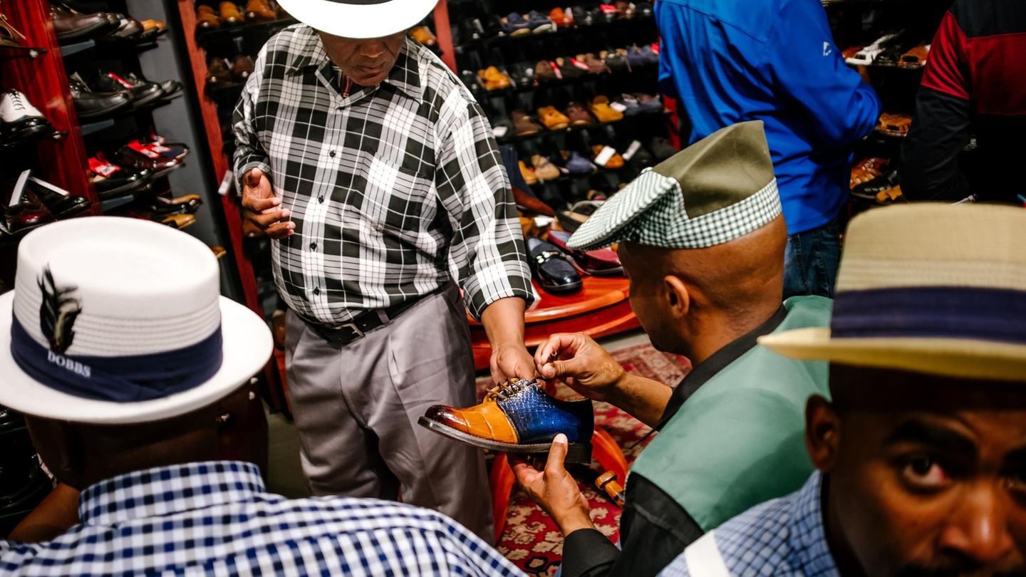 Beim Schuhkauf suchen die Männer nach kleinen ­Fehlern, um die Paare so günstiger zu bekommen