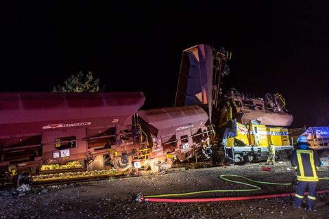 Die demolierten Güterwaggons nach dem Zugunglück.