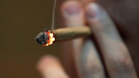 Ein Mann raucht Cannabis in Form eines Joints